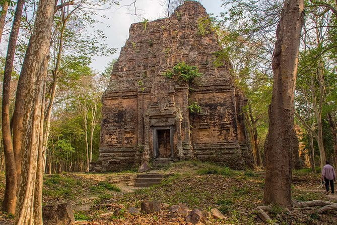 1-Day Angkor Wat Cycling Tour: Scenic Bike Adventure in Siem Reap - Angkor Thom and the Bayon faces