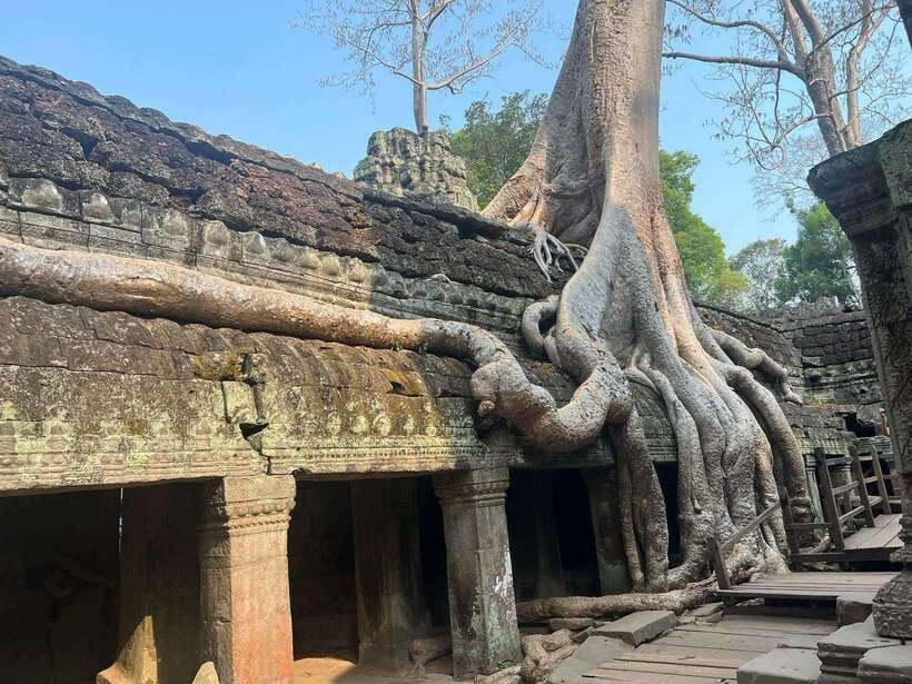 1-Day Angkor Wat Private Tour with Spanish Tour Guide. - 1:00 PM Khmer lunch break
