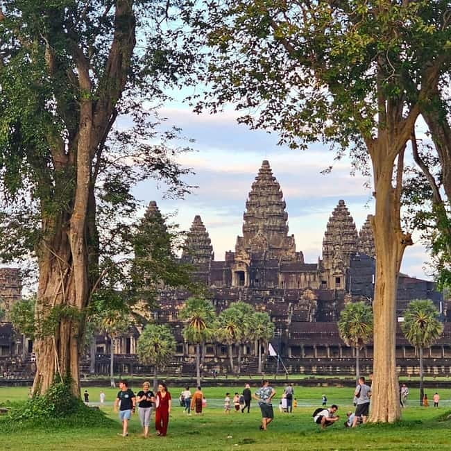 1-Day Trip to Angkor Wat with a Private or Shared Guide in Spanish - The Terraces, Baphuon, and Bayon
