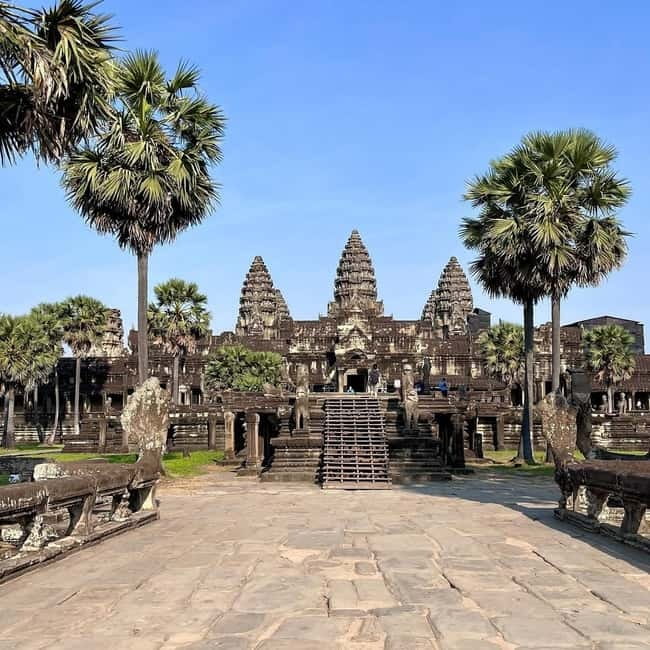 1-Day Trip to Angkor Wat with a Private or Shared Guide in Spanish - Hotel pickup and the ride to Angkor