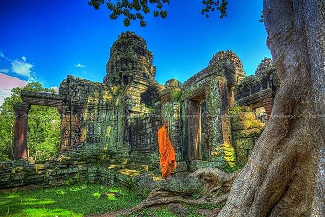 2-Day Angkor Wat with Temples On Small Circle & Kulen Waterfall - Sunset at Phnom Bakheng