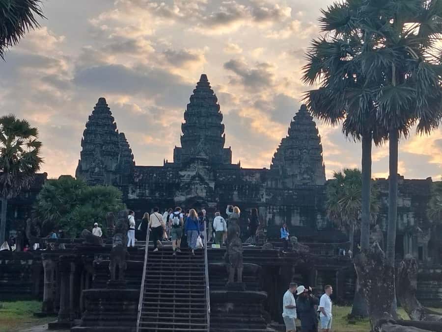 2-Day Temple private Tours, Lunch included - Day one: Angkor Wat, Angkor Thom, and the classic temples