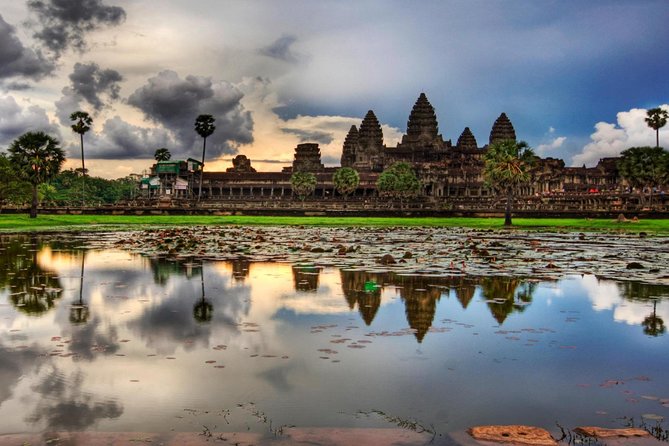 2-Days Private Tour Explore Angkor Wat Sunise & Woman Temple Banteay Srey - Angkor Wat at sunrise: a strong first morning
