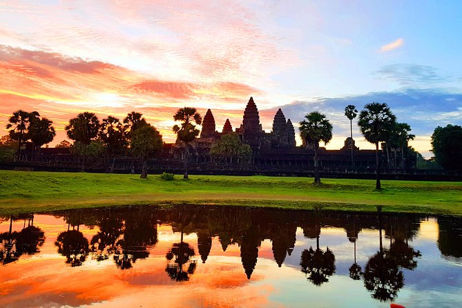 2-Days Private Tour in Angkor Sunrise, Banteay Srei and Beng Mealea Temple - Day 1: Angkor Wat before sunrise