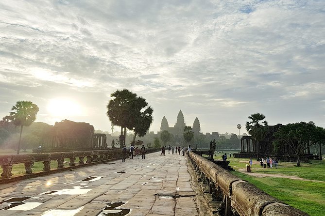 2-Days Private Tour in Angkor Sunrise, Banteay Srei and Beng Mealea Temple - Bayon and the faces of Angkor Thom