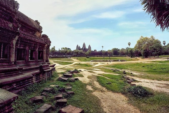 2-Days Tour (The Best Historical of Khmer Empire) - Day one begins among Bayon’s stone faces