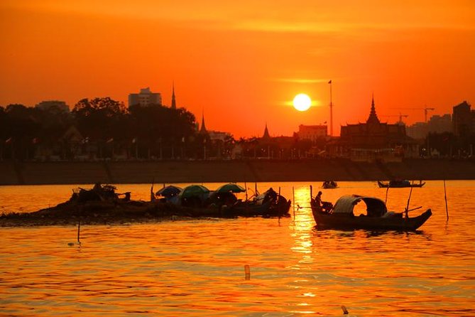 2hours Private Sunset Cruise with unlimited beer, soft drinks and Tour guide - A quiet start at Preah Sisowath Quay