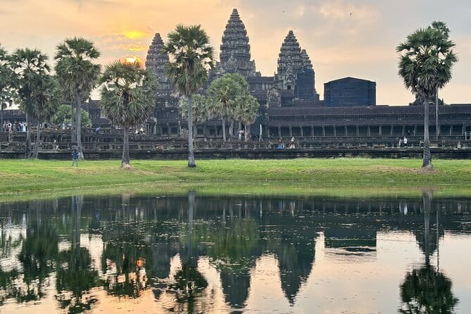 3-days Group Tour of Tonle Sap Lake and Angkor Wat in Siem Reap - Angkor Thom and its stone faces