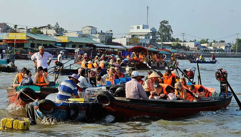 4 Day's Mekong Delta With Tra Su Forest Exit Phnom Penh - Day four: Crossing into Cambodia by speedboat