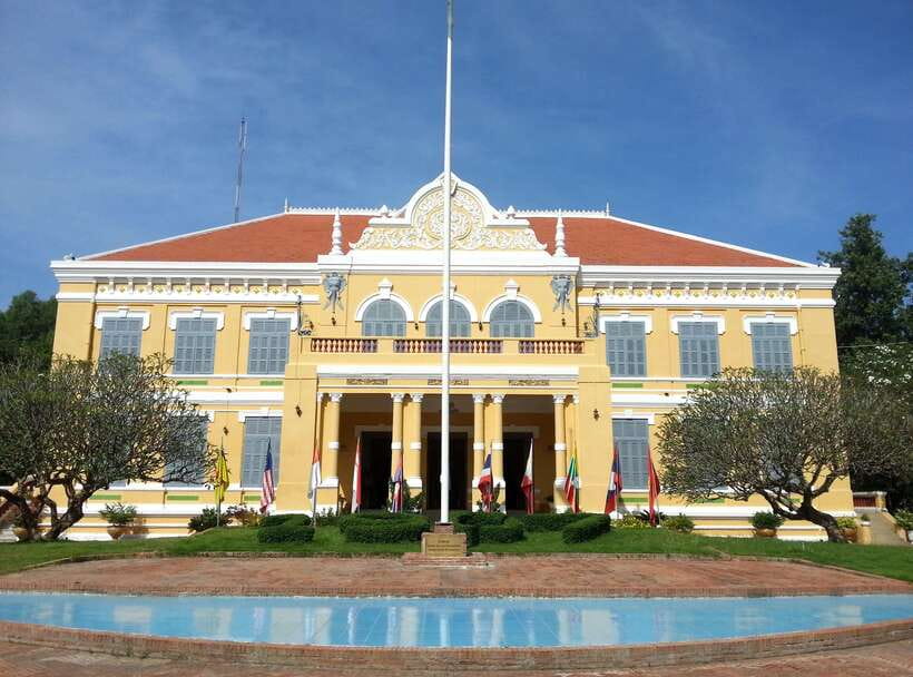 A Day TukTuk Handicrafts Bambootrain Killing&BatCaves,Sunset - Wat Samrong Knong and the weight of recent history