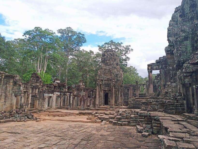 A Small Sharing Tour to Angkor Temples - Ta Prohm and the final hour among the ruins