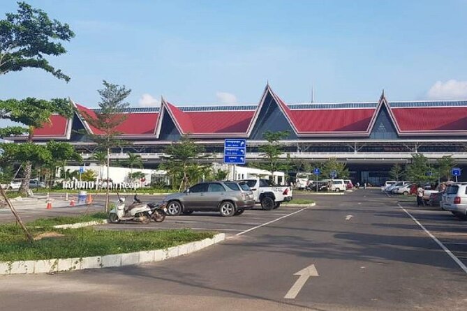 Airport SAI Siem reap City Transfer with Private car - Comfort, water, and the Cambodian heat