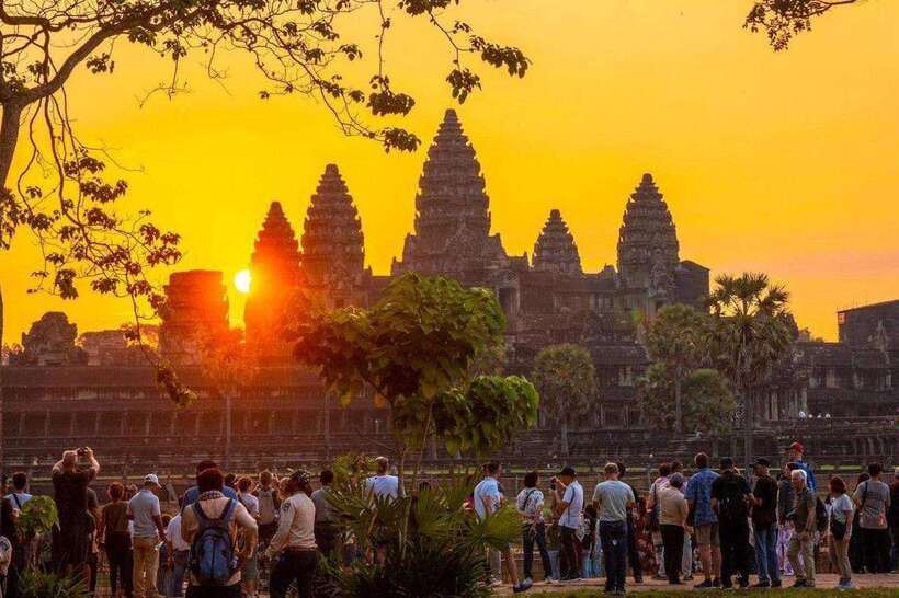 Angkor Wat 1 Day with Sunrise Combined tour with (Tuk Tuk) - Breakfast, then the South Gate of Angkor Thom