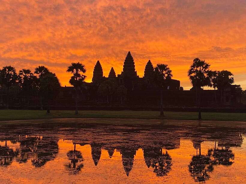 Angkor Wat 2-Day complex Sun rise & Sun set with Guided Tour - Guides, photographs, and the human side of the tour