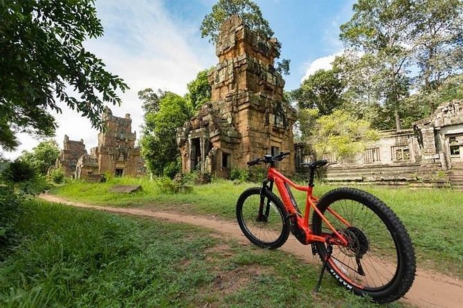 Angkor Wat & Bayon: the Smiling Temple Bike Tour - Angkor Wat: two hours with Cambodia’s great landmark