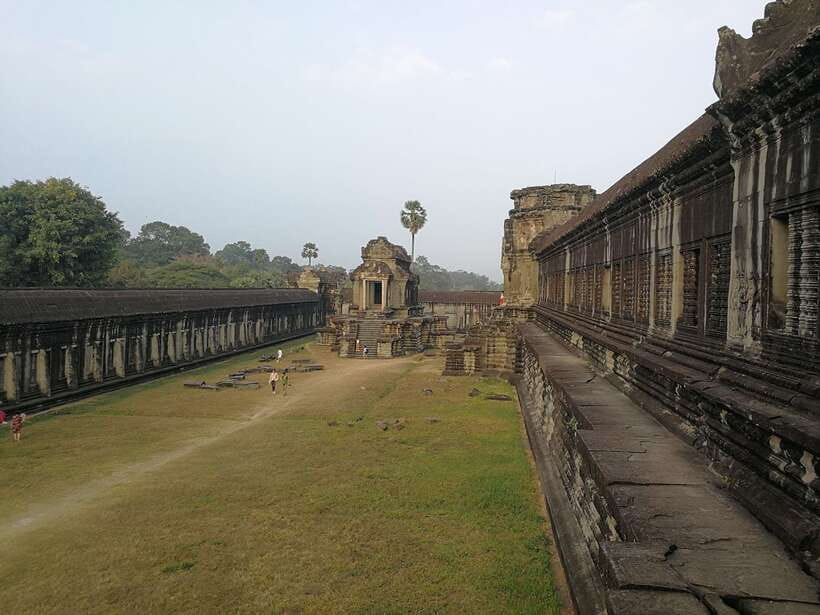 Angkor Wat Full-Day Private Tour with Sunrise - Value for couples and small private groups