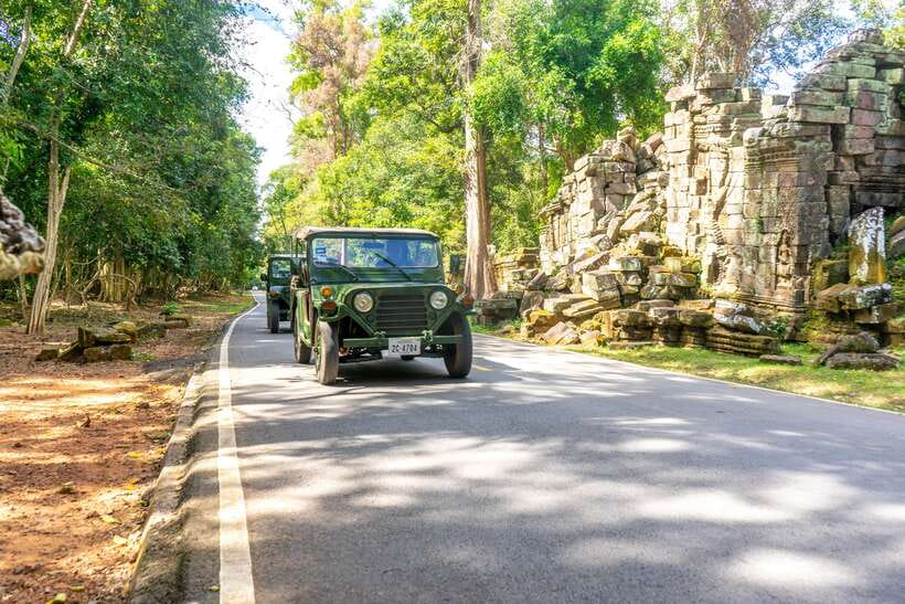 Angkor Wat: Guided Jeep Tour Inclusive lunch at local house - Snacks, fruit, and a break in the shade