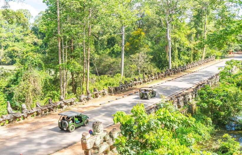 Angkor Wat: Guided Jeep Tour Inclusive lunch at local house - Bayon and the famous giant faces