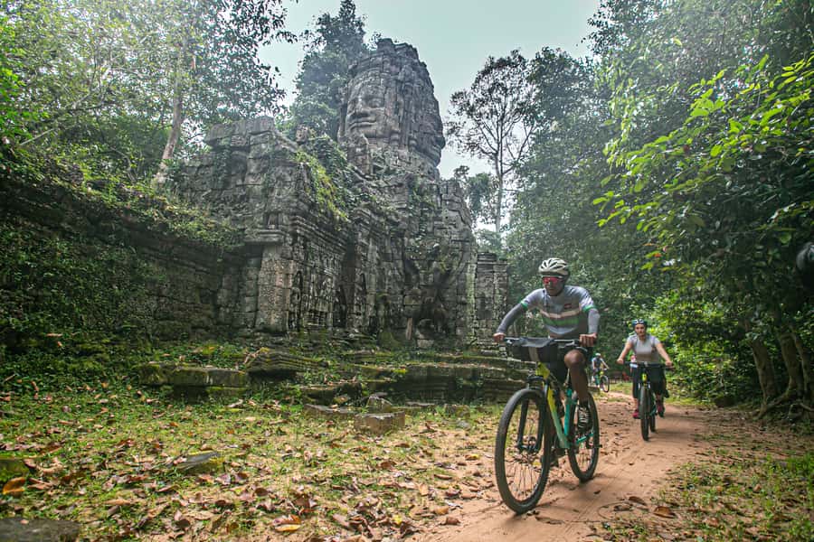 Angkor Wat: Guided Sunrise Bike Tour w/ Breakfast and Lunch - Breakfast beside Srah Srang