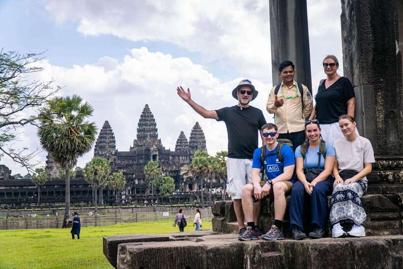 Angkor Wat: Guided Vespa Tour / Tuk Tuk or Car - Starting in Siem Reap and reaching Bayon