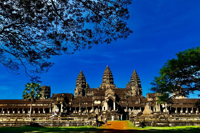 Angkor Wat Small Circuit & Sunset Tour - Why the guide matters here