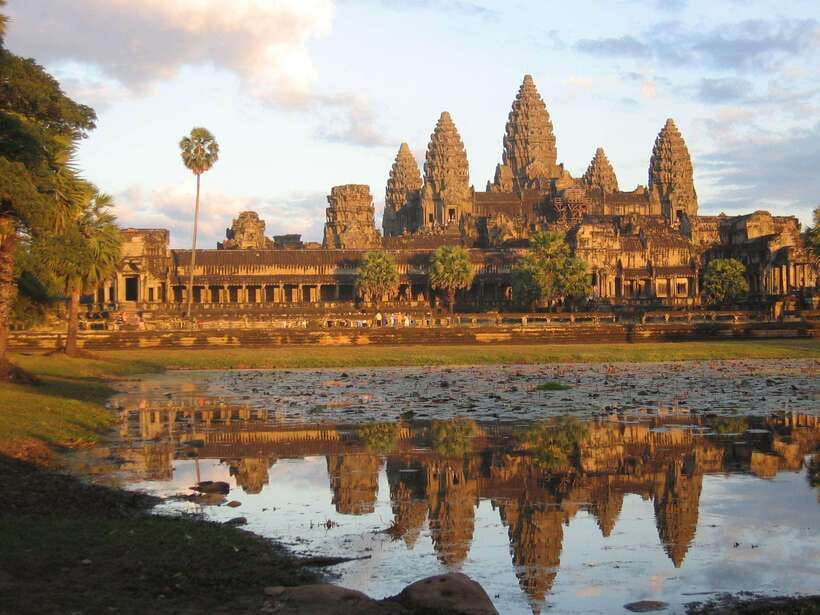Angkor Wat: Small-Group Tour with Balloon Ride and Lunch - Starting early in Siem Reap