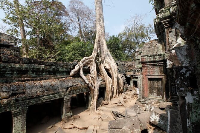 Angkor Wat & Small Tour with Bonteay Srei Temples - Phnom Bakheng and the view from a temple mountain