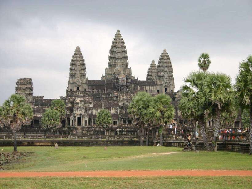 Angkor Wat Small Tour With Private Tuk Tuk - Starting the day with the temple pass