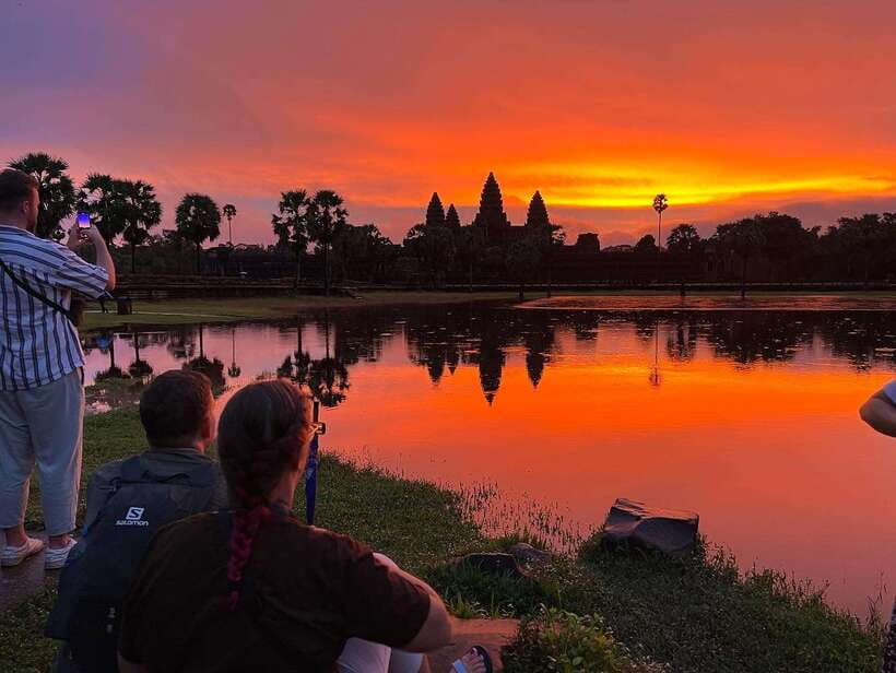 Angkor Wat Sunrise Bike Tour With Lunch Included - Sunrise At Angkor Wat