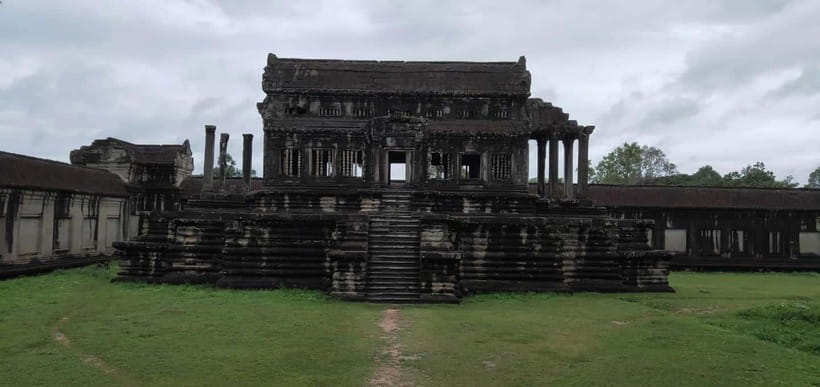Angkor Wat Temples Car Tour: multi-language guide options - Banteay Kdei and Srah Srang at the end