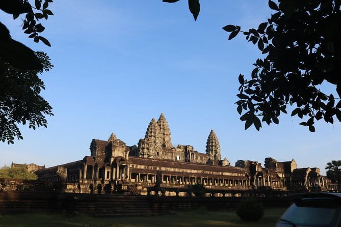 Bakong Temples & Floating Village Tour - How the private format affects the day
