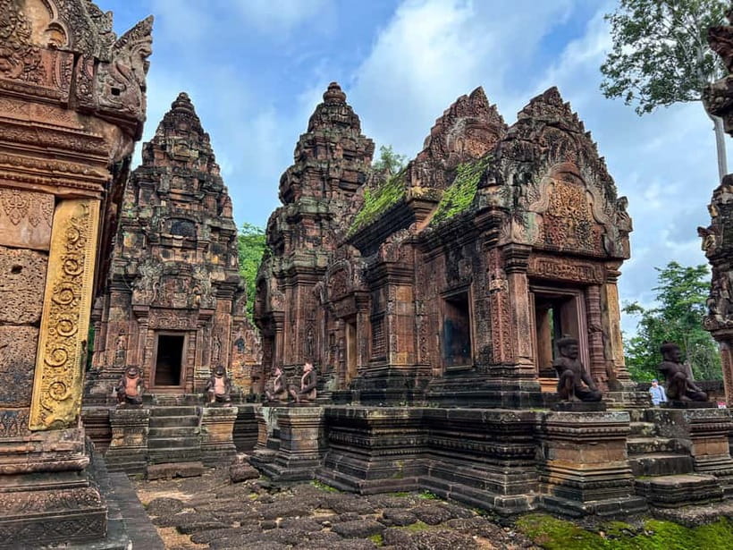 Banteay Srei, Beng Mealea and Kulen Mountain with Picnic - Amazing Cliff, or Poeng Ta Kho, above the forest