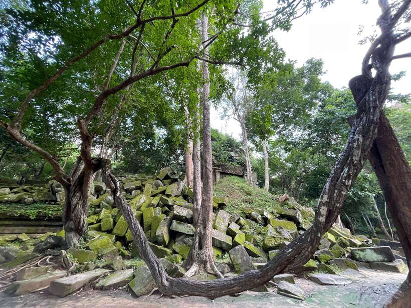 Banteay Srei, Kulen Waterfall & Beng Mealea Small-Group Tour - Peng Ta Kho and the mountain view
