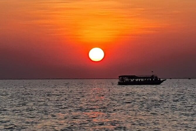Banteay Srei Temple and Kompong Phluk Village Private Tour - What makes Kompong Phluk different from a temple stop