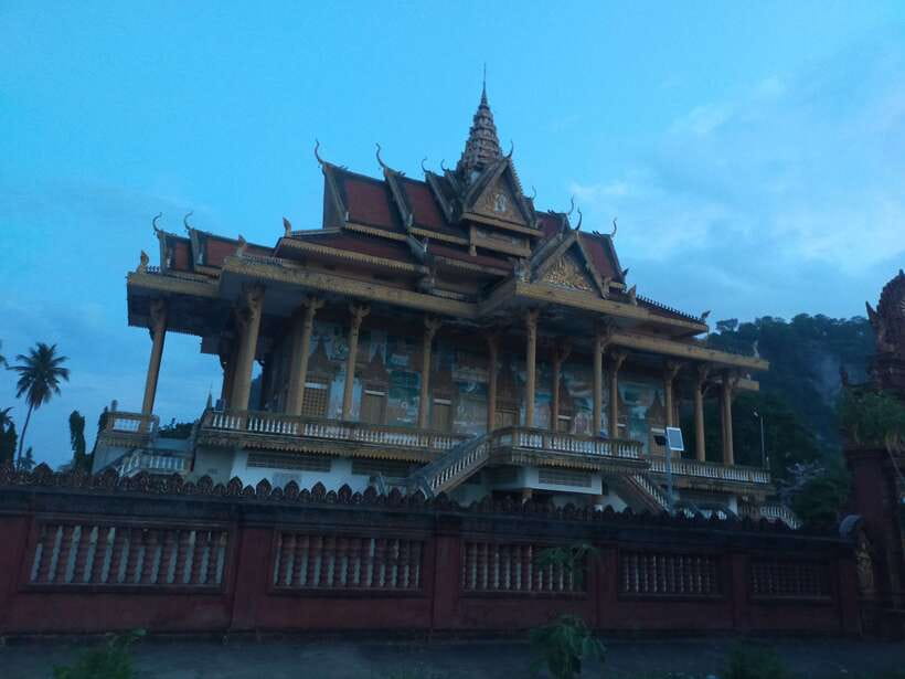 Battambang: Tuk-Tuk, Bamboo Train, Killing/Bat Caves, Sunset - Phnom Sampov and the difficult history of the Killing Cave