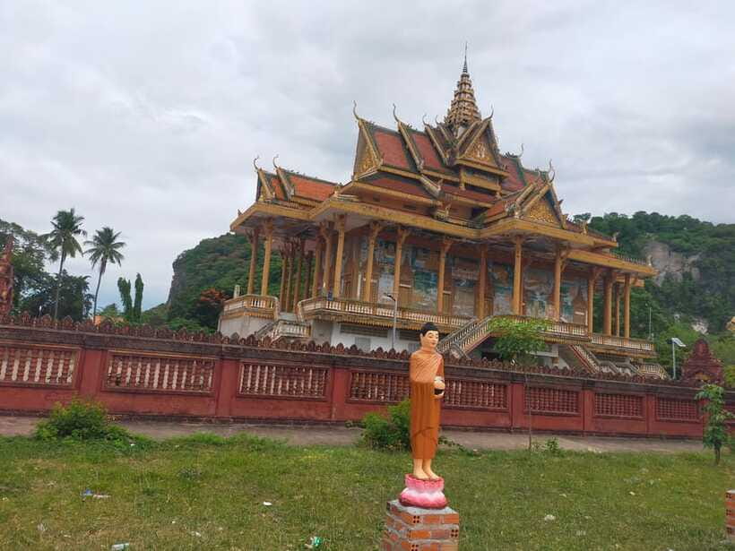 Battambang: Tuk-Tuk, Bamboo Train, Killing/Bat Caves, Sunset - Temples, monkeys, and a sunset over the mountain