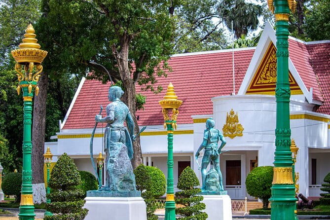 Breakfast Walking City Tour - Wat Bo Road and the changing city