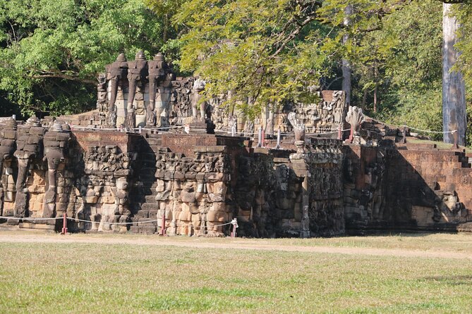 Cambodia Private Taxi and Tour, from Phnom Penh<->Siem Reap - Angkor Wat in a two-hour visit