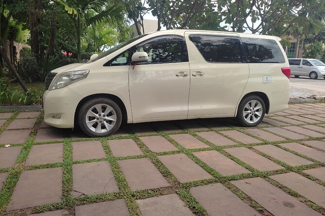 Cambodia Private Taxi and Tour, from Phnom Penh<->Siem Reap - Bayon and its famous stone faces