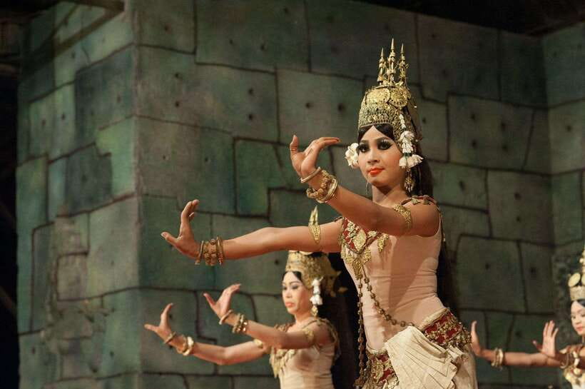 Dinner Show Apsara Dance, Pickup round trip included - Arriving at the dinner theatre