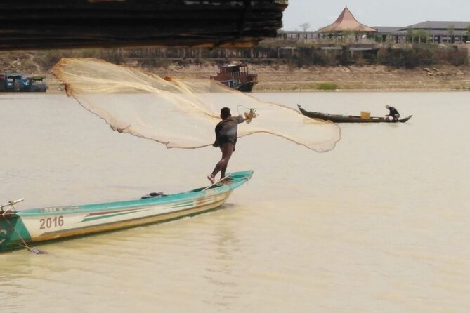 discover floating villages and tonle sap lake by boat - Lunch aboard the Queen Tara Riverboat