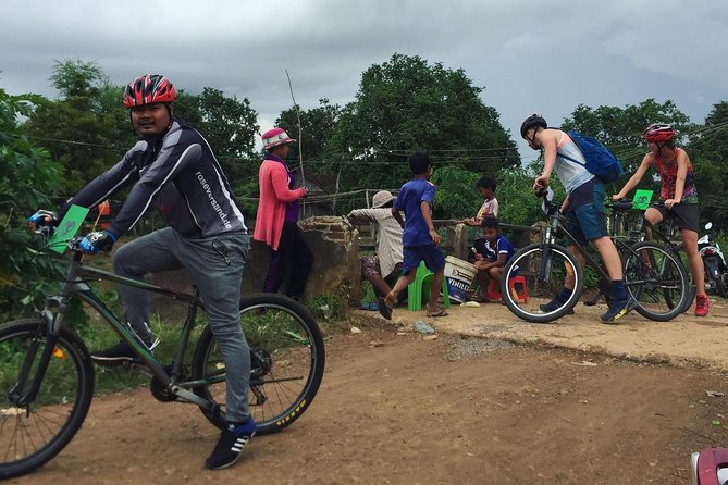 Explore local livelihood & countryside (Half-Day Cycling Tour) - The road to Ek Phnom and the countryside views