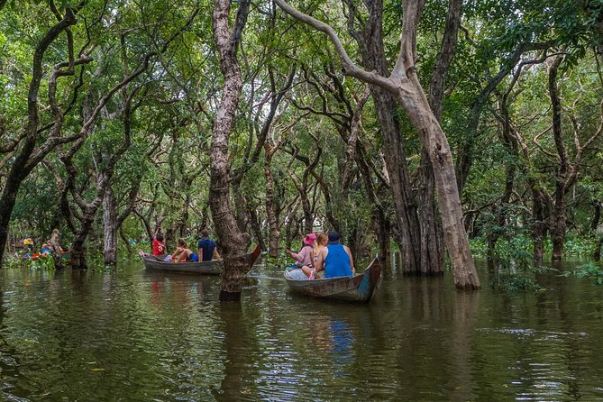 Explore The Kampong Pluk Floating Village - Seeing the stilted houses up close