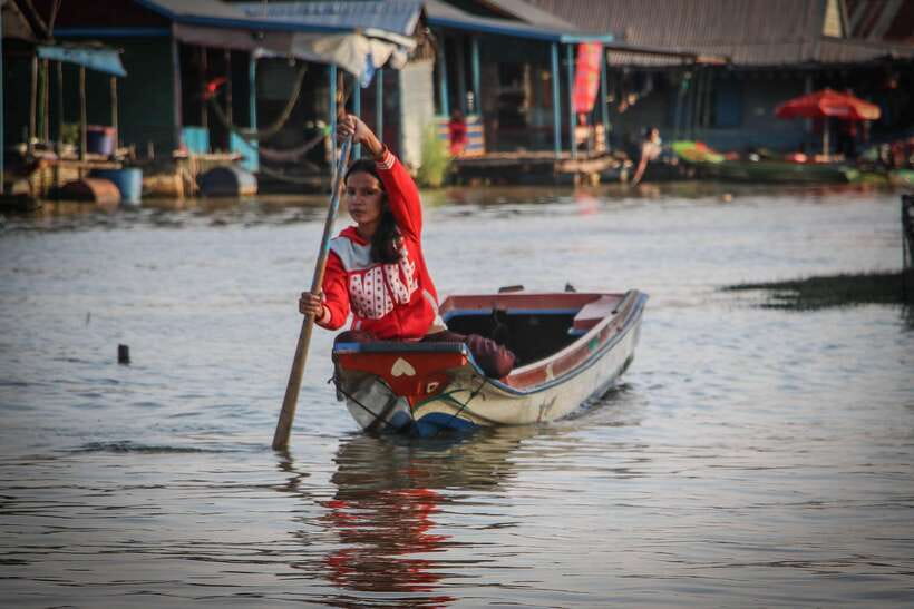 Floating Village and Tonlé Sap Sunset Tour - Meeting a Cambodian family on the water