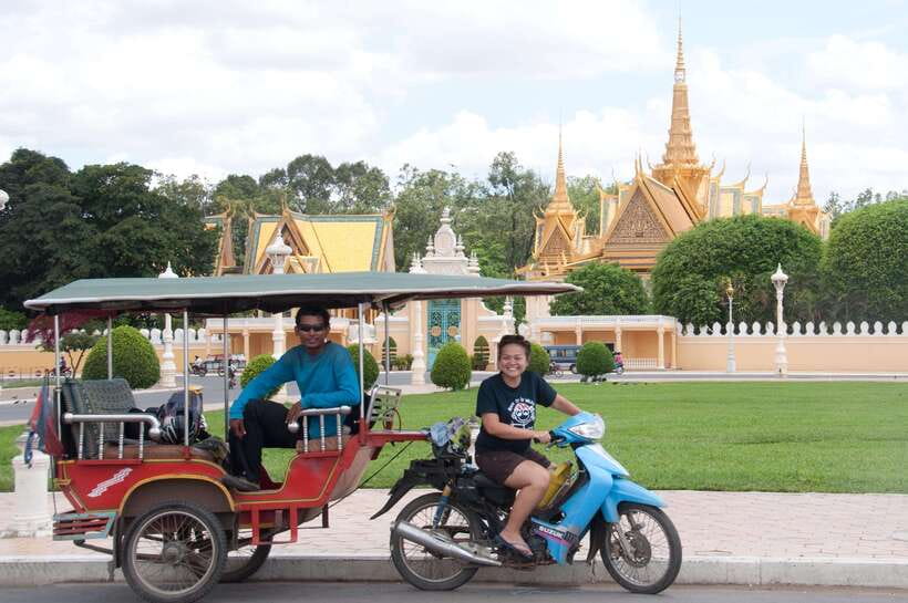 Floating Village at Tonle Sap Lake & Siem Reap Tuk-Tuk Tour - The fishing village before the main cruise