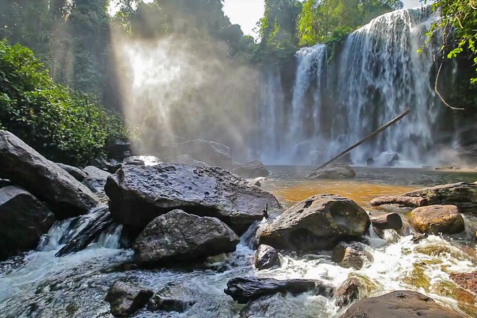 Four-day tour Angkor Wat, Banteay Srey, Beng Melea and Siem Reap discovery - Day four: Tonle Sap life, museum context, and local crafts