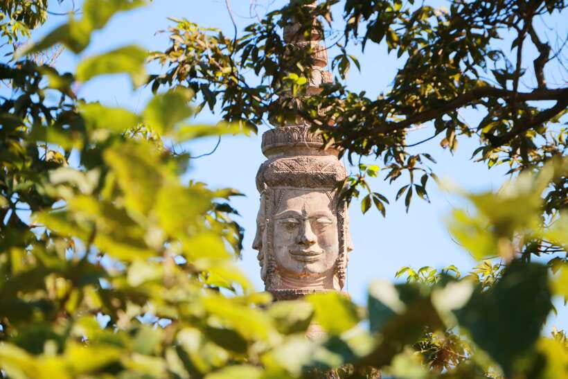 From Phnom Penh: Oudongk Mountain and Koh Chen Island Tour - Climbing Oudongk Mountain, one step at a time