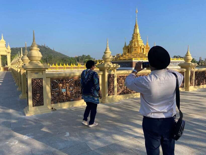 From Phnom Penh: Oudongk Mountain and Koh Chen Island Tour - Oudongk’s street food market