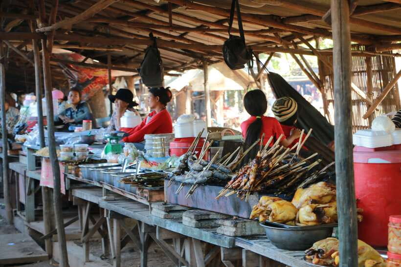From Phnom Penh: Oudongk Mountain and Koh Chen Island Tour - The guide can make or break the day