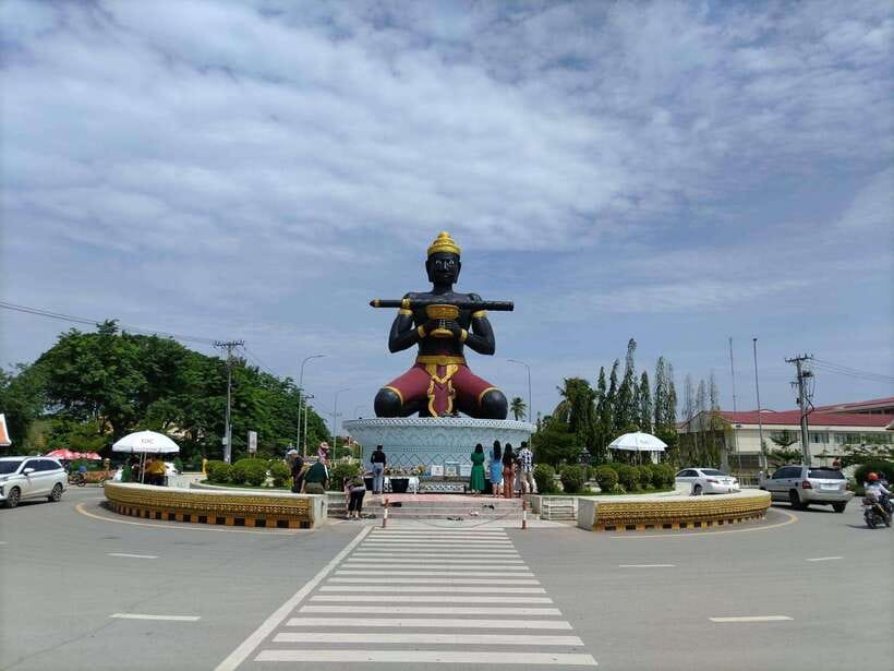 From Siem Reap: Battambang Day Trip Return or to Phnom Penh - Samrong Knong and the difficult Cambodian past